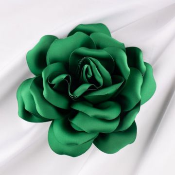 Brosa floare verde satinata cu diametru de 15 cm, cu clips pentru par