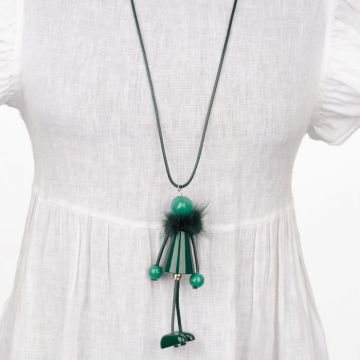 Colier jucaus, lung, cu pandant papusa cu guler de blana, verde