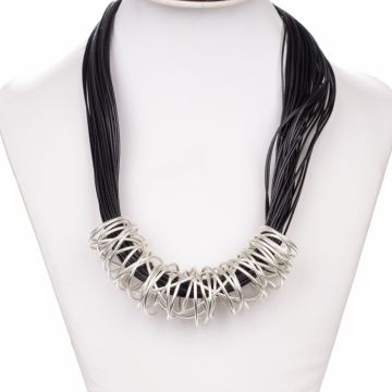 Colier modern, scurt, din fire negre cu pandant cu aspect sculptural din metal argintiu