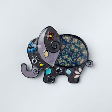 Brosa metalica, elefant cu trompa in sus in nuante de albastru si gri