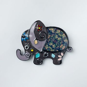 Brosa metalica, elefant cu trompa in sus in nuante de albastru si gri