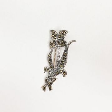 Brosa narcisa stilizata din argint 925 cu pietre foarte fine de marcasite