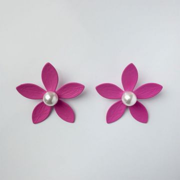 Cercei in forma de floare cu cinci petale si perla sintetica alba in mijloc, fucsia mat