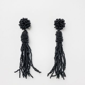 Cercei lungi in forma de ciucure cu margelute negre