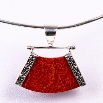 Pandant trapezoidal din argint cu coral