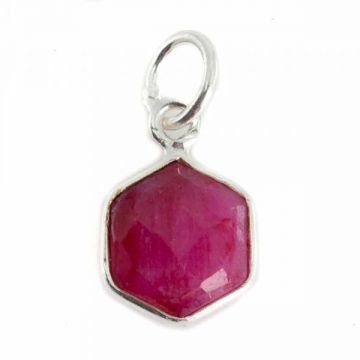 Pandantiv rubin hexagon 0.8 cm, piatra lunii iulie, birthstone
