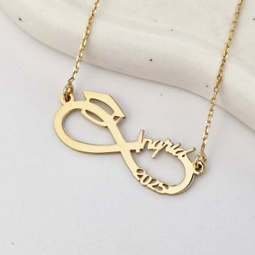 Lantisor personalizat - Medalion Infinit cu Nume Decupat și Toca – Simbol al Absolvirii - Argint 925 placat cu Aur Galben 18K