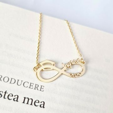 Lantisor personalizat - Medalion Infinit cu Nume Decupat și Toca – Simbol al Absolvirii - Argint 925 placat cu Aur Galben 18K