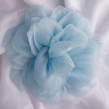 Brosa floare bleu din organza cu diametru de 20 cm, cu clips pentru par