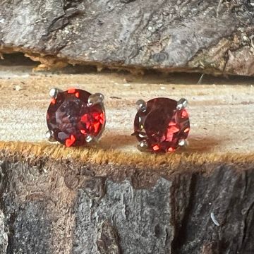 Cercei stud granat 5 mm argint
