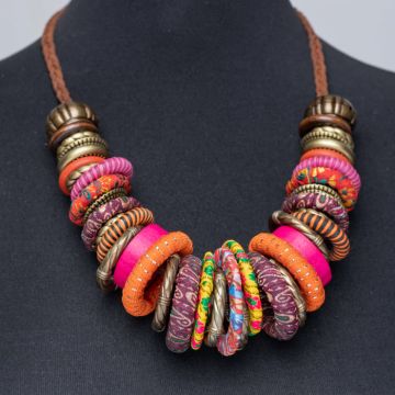 Colier fucsia-multicolor cu anouri din lemn si metal