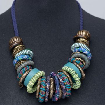 Colier turcoaz-multicolor cu anouri din lemn si metal
