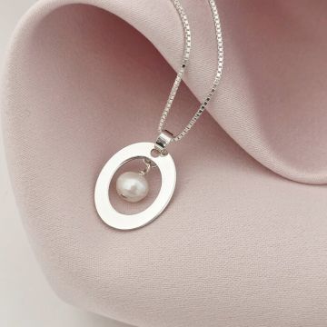 Lantisor cu pandantiv oval - decupat la interior si charm picatura de Perla - Argint 925