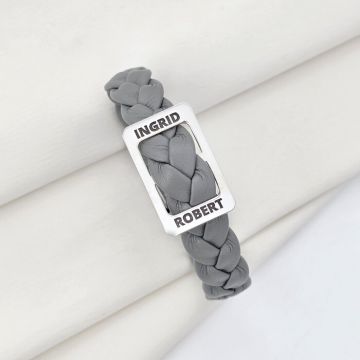 Bratara personalizata cu Charm placuta si nume gravate - Piele impletita gri - Argint 925 - Inchizatoare clips din otel inoxidabil
