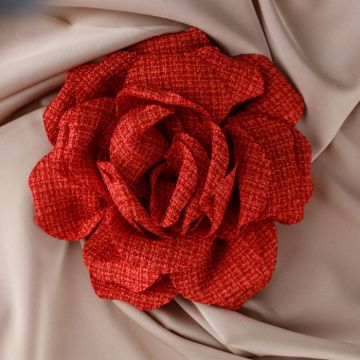 Brosa floare rosu-caramiziu din stofa cu diametru de 15 cm, cu clips pentru par