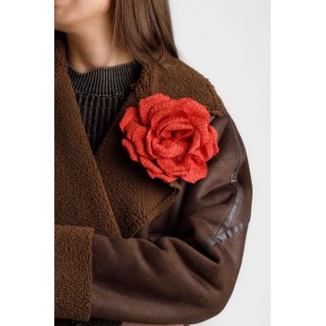Brosa floare rosu-caramiziu din stofa cu diametru de 15 cm, cu clips pentru par