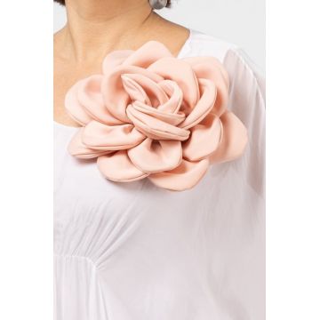 Brosa floare roz deschis satinata cu diametru de 25 cm, cu clips pentru par