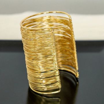 Bratara aurie statement spiralata, eleganta si versatila