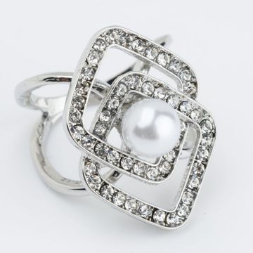 Brosa inel pentru esarfa cu forma geometrica argintie cu pietricele albe si perla