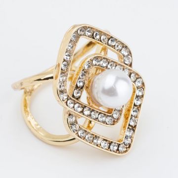 Brosa inel pentru esarfa cu forma geometrica aurie cu pietricele albe si perla