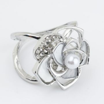 Brosa inel pentru esarfa, floare argintie cu pietricele albe si perla