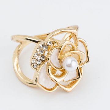 Brosa inel pentru esarfa, floare aurie cu pietricele albe si perla