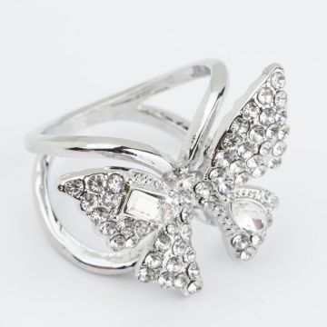 Brosa inel pentru esarfa, fluture argintiu cu pietricele albe