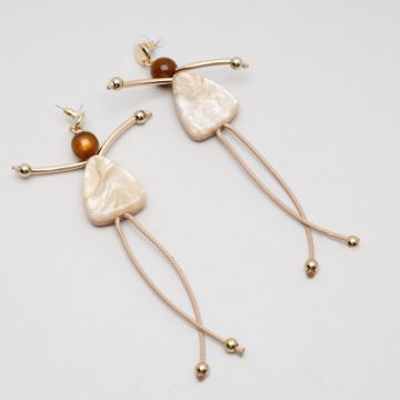 Cercei lungi in forma de papusica cu picioare lungi din snur textil, bej