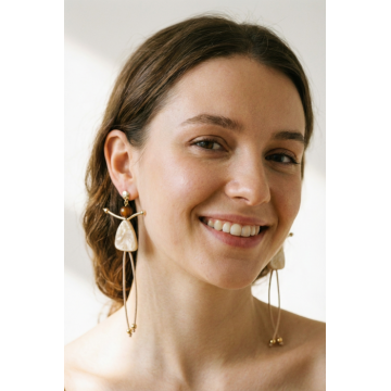 Cercei lungi in forma de papusica cu picioare lungi din snur textil, bej