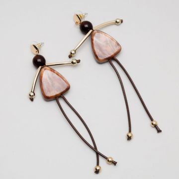 Cercei lungi in forma de papusica cu picioare lungi din snur textil, maro