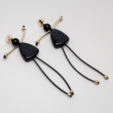 Cercei lungi in forma de papusica cu picioare lungi din snur textil, negru