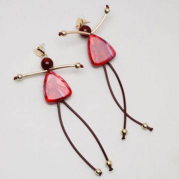 Cercei lungi in forma de papusica cu picioare lungi din snur textil, rosu