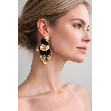 Cercei statement aurii cu petale texturate si voal negru