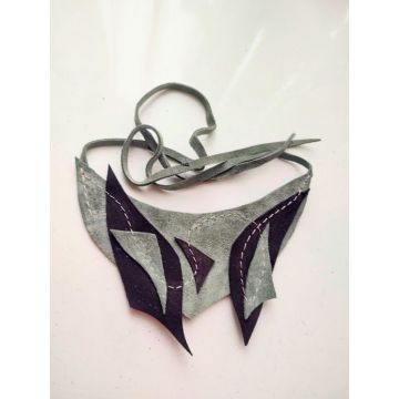 Colier asimetric din piele naturala, nuante de vernil si negru