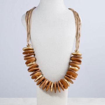 Colier cu elemente circulare din lemn si accente aurii pe fire textile bej