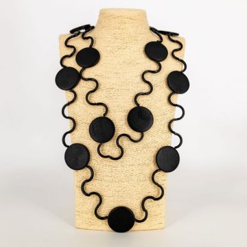 Colier lung negru cu forme rotunde din lemn ,   design artistic statement