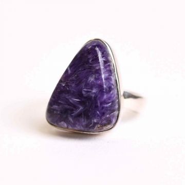 Inel argint 925 cu Charoite naturala triunghi ,   Transformare si echilibru interior