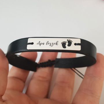 Bratara Placuta gravata cu text si picioruse decupate - Argint 925, piele