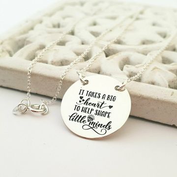 Lantisor personalizat - pandantiv banut 20 mm - Model educatoare/invatatoare - Text engleza - Argint 925