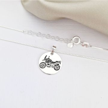 Lantisor personalizat - Pandantiv banut gravat cu o motocicleta - Argint 925