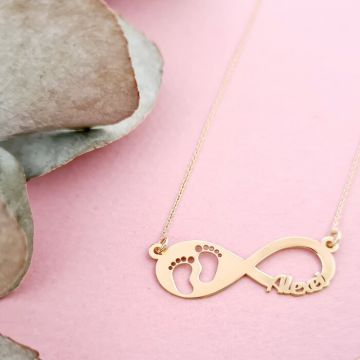 Lantisor personalizat - Pandantiv Infinit cu nume si picioruse decupate - Aur Galben 14K