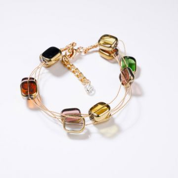 Bratara delicata cu elemente multicolore si metalice pe fire fine aurii