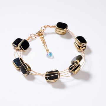 Bratara delicata cu elemente negre si metalice pe fire fine aurii