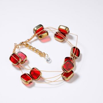 Bratara delicata cu elemente rosii si metalice pe fire fine aurii