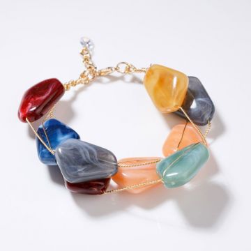 Bratara delicata cu pietre multicolore pe fire fine aurii