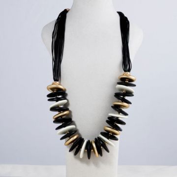 Colier cu elemente circulare din lemn alb negru si accente aurii pe fire textile negre