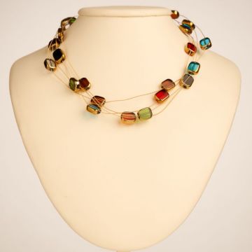 Colier delicat cu elemente multicolore si metalice pe fire fine aurii