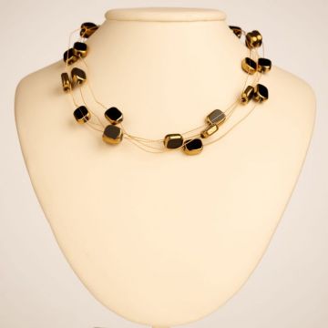 Colier delicat cu elemente negre si metalice pe fire fine aurii