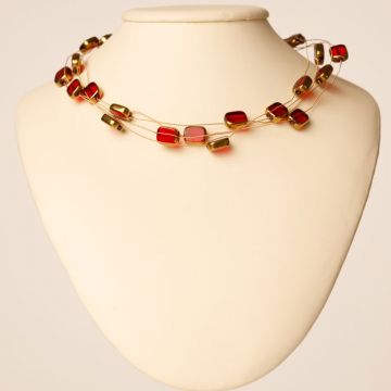 Colier delicat cu elemente rosii si metalice pe fire fine aurii