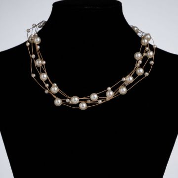 Colier delicat cu perlute fine pe fire fine aurii